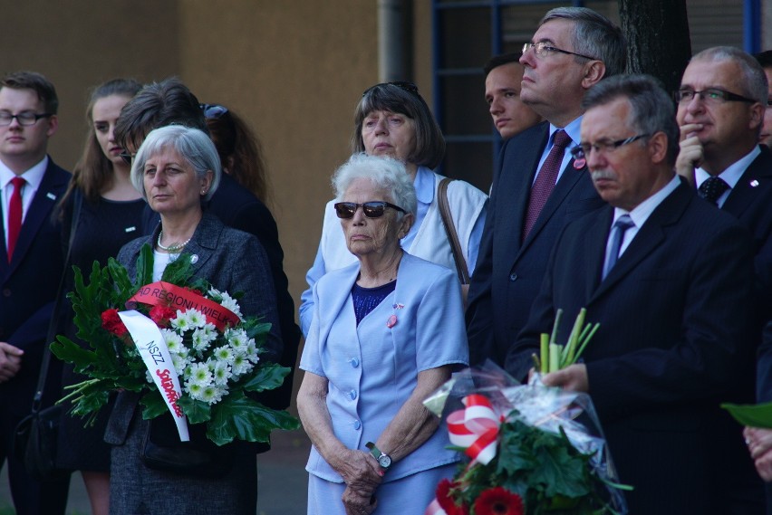 Czerwiec 56: Złożenie kwiatów pod zakładem ZNTK