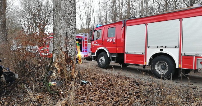 Wypadek pod Główczycami. Kierowca golfa w szpitalu