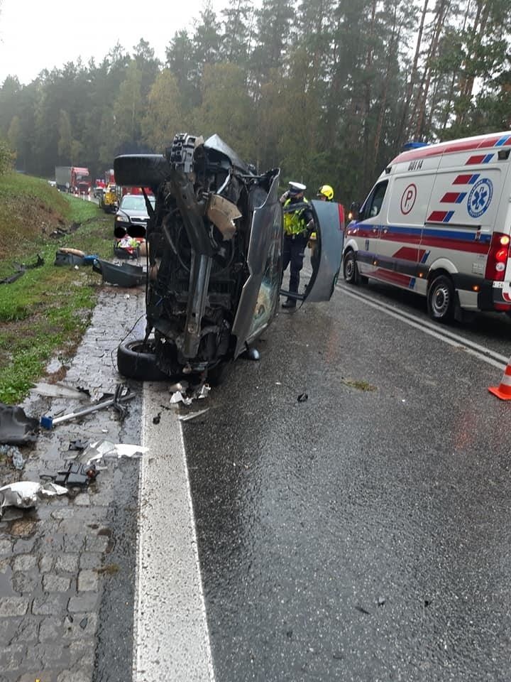 Katrynka. Dachowanie auta na drodze krajowej nr 8. Jedna osoba trafiła do szpitala (zdjęcia)