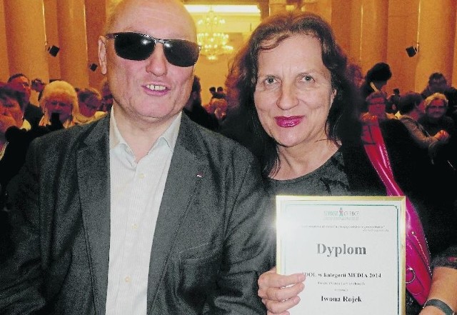 Iwona Rojek otrzymała dyplom i statuetkę od prezesa ogólnopolskiej fundacji dla niewidomych Marka Kalbarczyka.