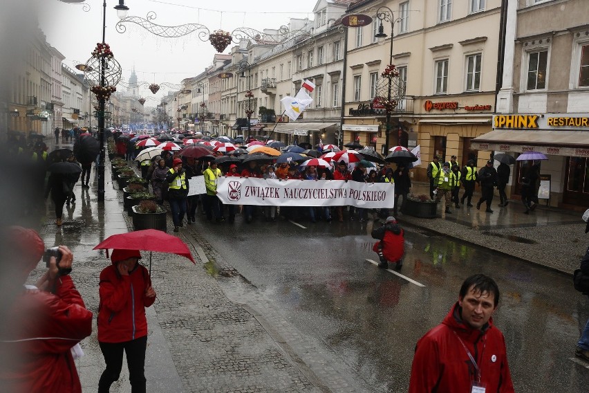Likwidacja gimnazjów. Nauczyciele ze Słupska protestowali w Warszawie (zdjęcia, wideo)