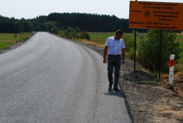 Burmistrz Włoszczowy Grzegorz Dziubek, który skutecznie zabiegał u władz województwa o remont drogi 785, sprawdził ostatnio postęp prac na tym odcinku. 