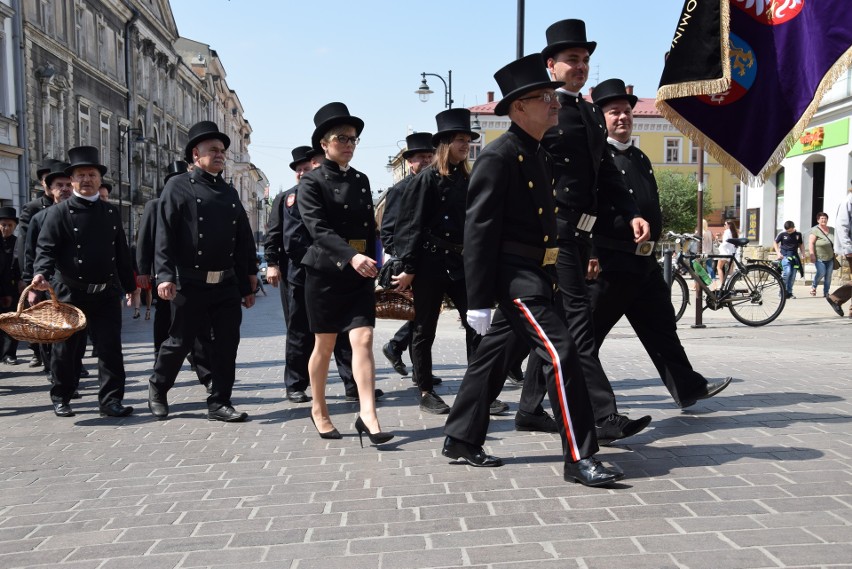 Kominiarze przeszli w paradzie przez Tarnów z racji swojego święta [ZDJĘCIA]