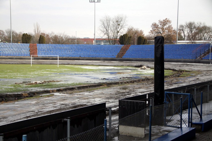 Stadion żużlowy na razie rozkopany. Trwają remonty (ZDJĘCIA)