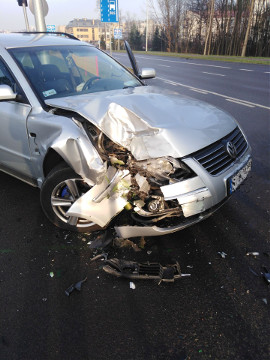 Kolizja na skrzyżowaniu. Passat uderzył w autobus