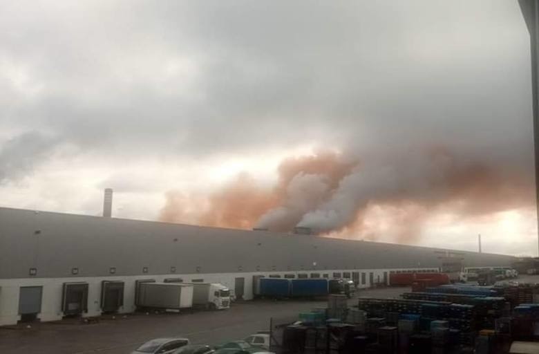 Rdzawy dym nad hutą w Dąbrowie Górniczej. Cztery awarie od...