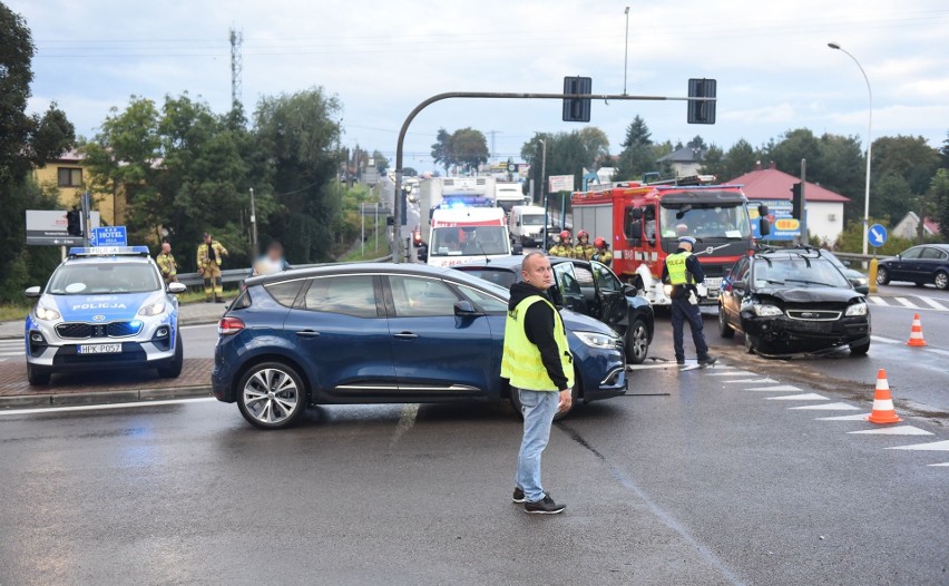 Wypadek w Żurawicy pod Przemyślem. W zderzeniu trzech samochodów poszkodowane zostały dwie kobiety [ZDJĘCIA]