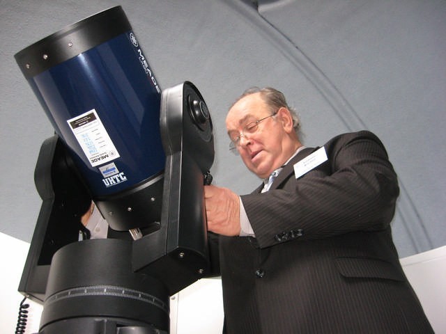 Tomasz Kardaś prezentuje teleskop, przez który licealiści mogą obserwować niebo