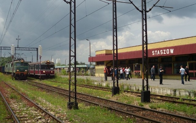 Po latach nieobecności do Staszowa wracają pociągi pospieszne. Od 9 grudnia ze Staszowa będzie można dojechać bezpośrednio między innymi do Kielc, Katowic, Wrocławia a także Stalowej Woli i Przemyśla.