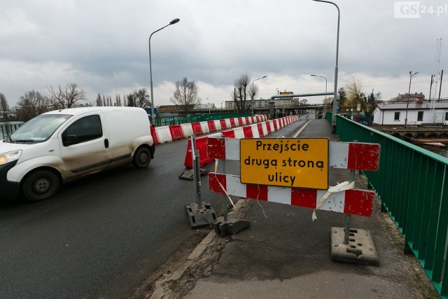 Most nad kanałem Zielonym w ciągu ulicy Heyki ma tylko jeden pas ruchu. Podczas przeglądu eksperci stwierdzili pogarszający się stan konstrukcji.  Wiąże się to z obniżeniem nośności mostu.ZOBACZ TEŻ: https://gs24.pl/trasa-zamkowa-juz-otwarta-od-rana-jezdza-samochody-zdjecia/ar/13498329#motofaktyZobacz także: Polscy kierowcy tracą przez korki miliardy złotych