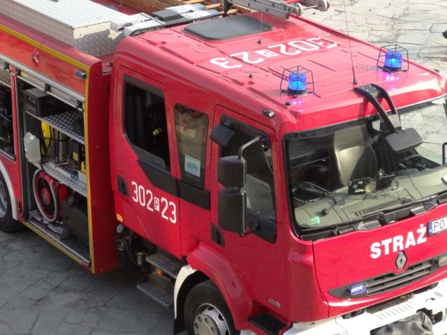 Pożar domu w Rawiczu gaszą cztery zastępy wielkopolskiej straży pożarnej.