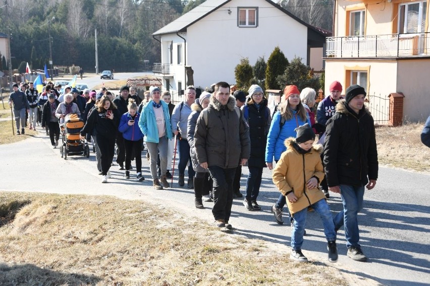 Nadzwyczajna pielgrzymka ze Staszowa do Sulisławic. Mnóstwo osób modliło się o pokój na Ukrainie