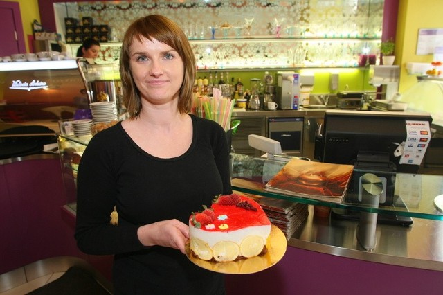 Katarzyna Młodawska z kawiarni Cremova w Kielcach zachęca zakochanych do spróbowania lodowego tortu.