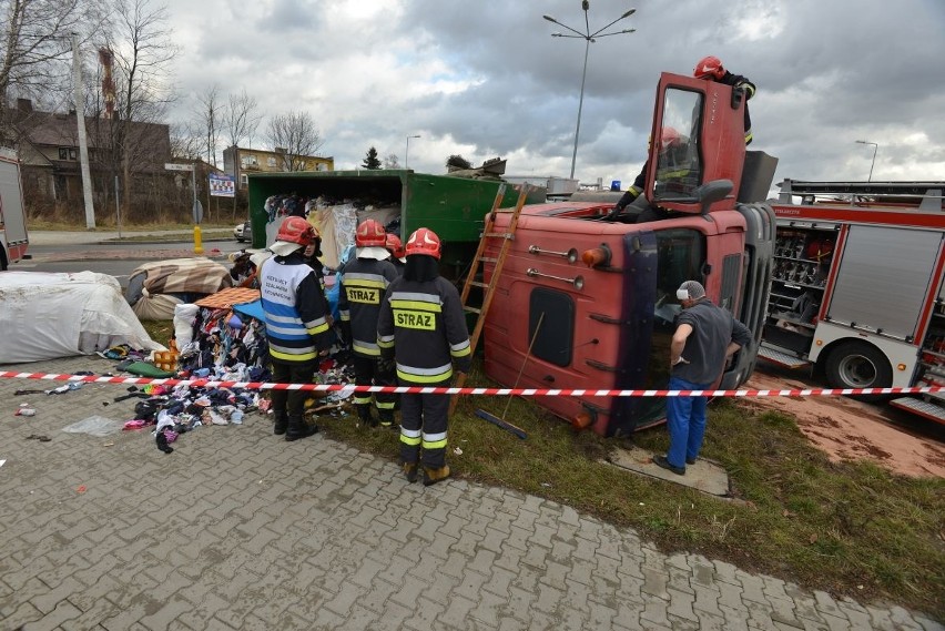 Ciężarówka przewróciła się na rondzie w Kielcach