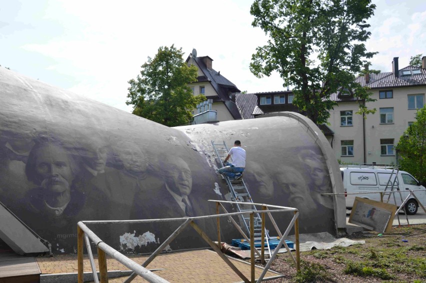 Zakopane. Naprawiają zniszczony mural historyczny [ZDJĘCIA]