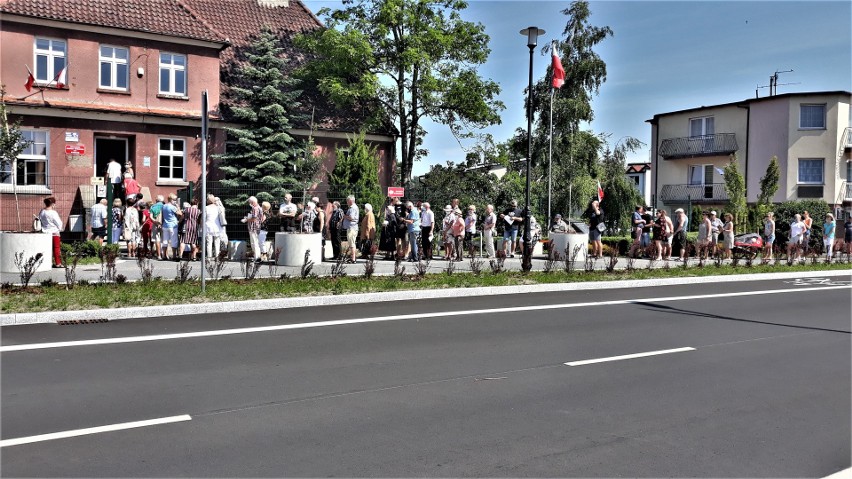 Kolejka przed lokalem wyborczym w Unieściu.