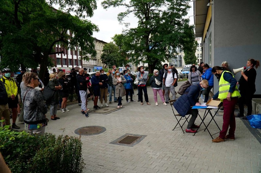 Protestujący przedsiębiorcy pod siedzibą WARP podpisywali...