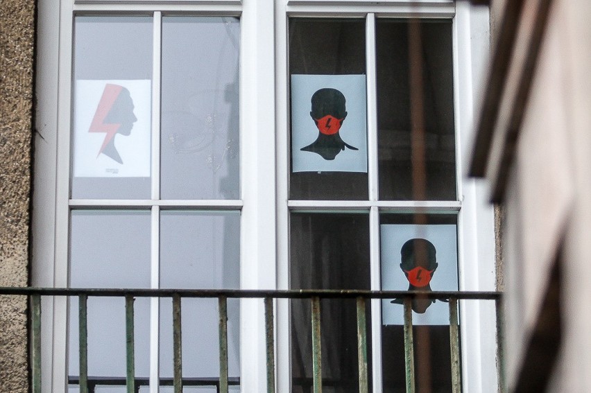 Mieszkańcy Gdańska solidaryzują się z kobietami w proteście. Symbole strajku kobiet w oknach gdańszczan. Zdjęcia