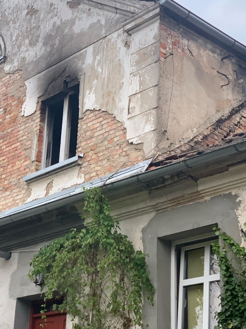 Stara Dąbrowa. 7 rodzin poza domem po pożarze zabytkowego budynku. Będzie zbiórka na odbudowę dachu 