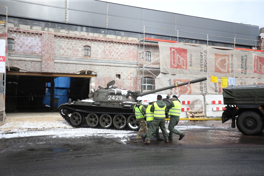 Transport czołgu do rozbudowywanego muzeum przy kopalni...