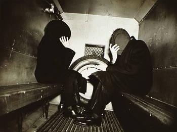 Weegee, więźniarka i dwóch ciemnych typów Fot. archiwum Miesiąca Fotografii