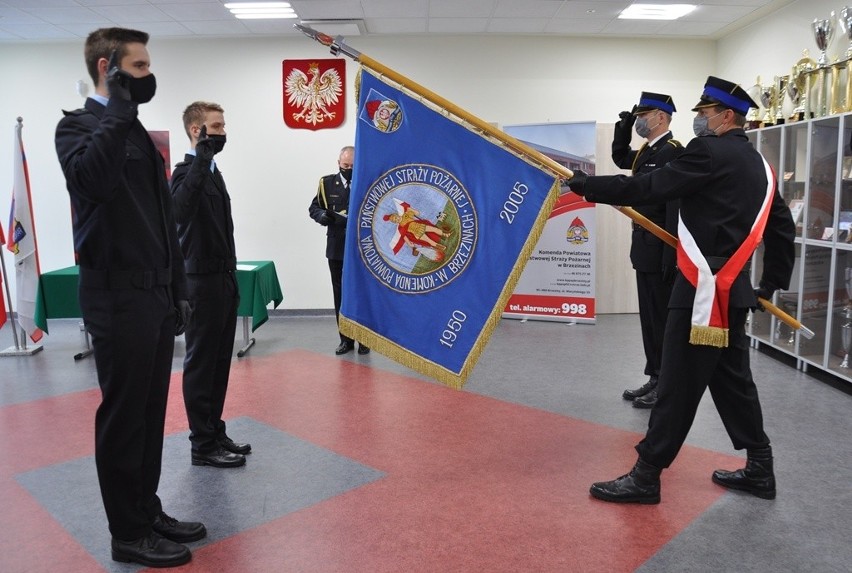 Nowi strażacy w szeregach brzezińskiej straży pożarnej. Złożyli uroczyste ślubowanie