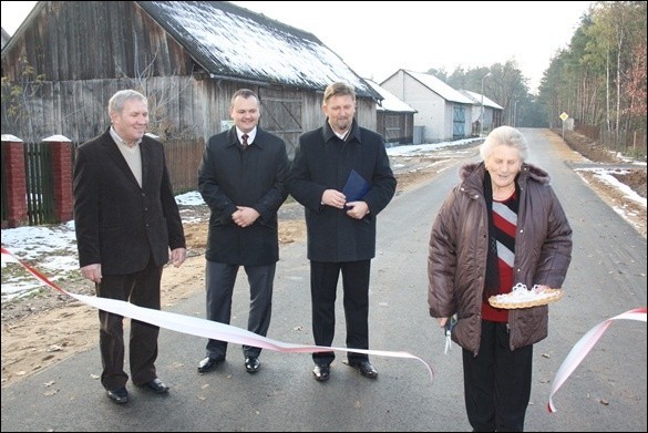 W otwarciu drogi uczestniczyli burmistrzowie Grzegorz Nowosielski i Adam Mróz oraz sołtys Świniotopi Stanisława Kędzierska