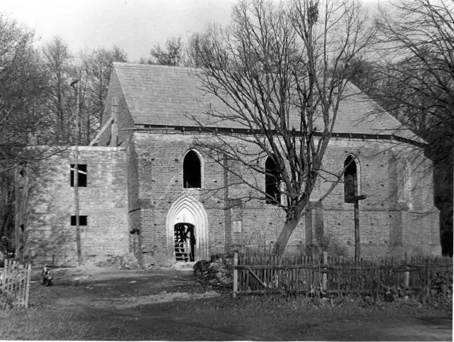 Widok kościoła od południa w trakcie odbudowy. Po lewej stronie nowowybudowana wieża. Około 1970 roku