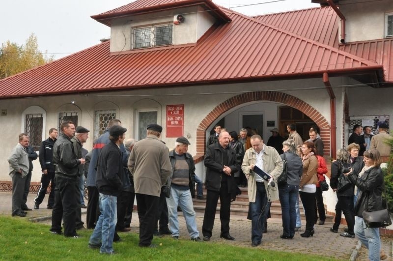 Na sesję do Urzędu Gminy w Słupi przybyło kilkadziesiąt osób...