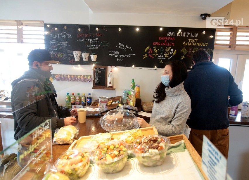 "Szczecińskie szkoły dla gastronomii". Nauczyciele oddali część swoich trzynastek dla właścicieli kawiarnii. Zobacz ZDJĘCIA