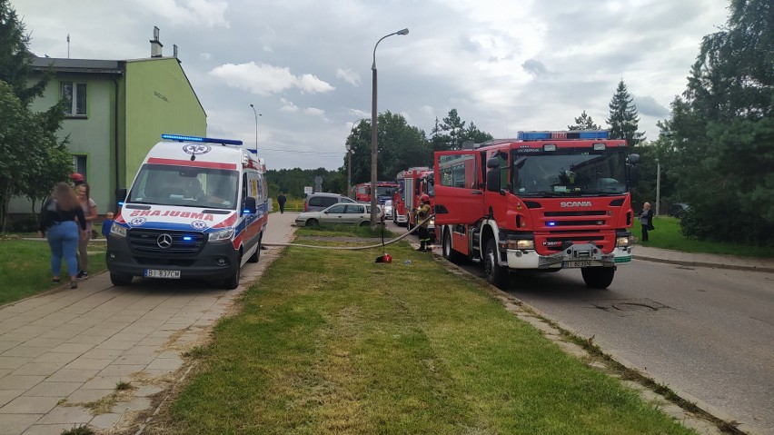 Białystok. Pożar w budynku przy ul. Barszczańskiej. W środku była nieprzytomna kobieta [ZDJĘCIA]