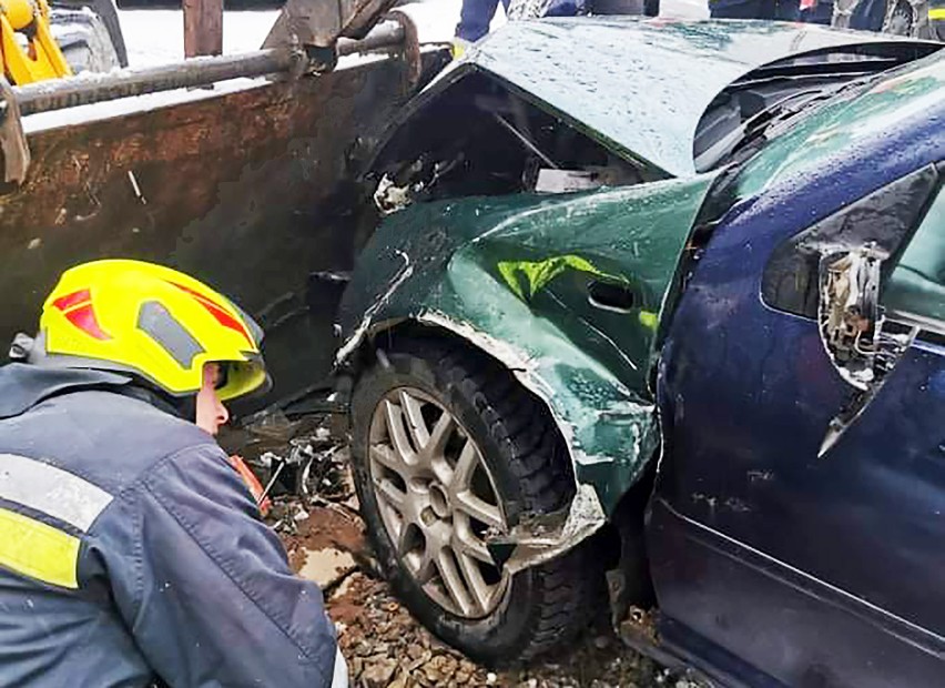 Osobówką rozbił mercedesa i staranował spychacz. Życie ocalił mu wystrzał poduszek