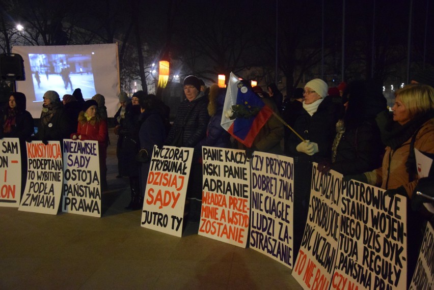 Manifestacja KOD-u w Lublinie przeciw autorytarnej władzy. „13 grudnia – powtórka z historii” (ZDJĘCIA)