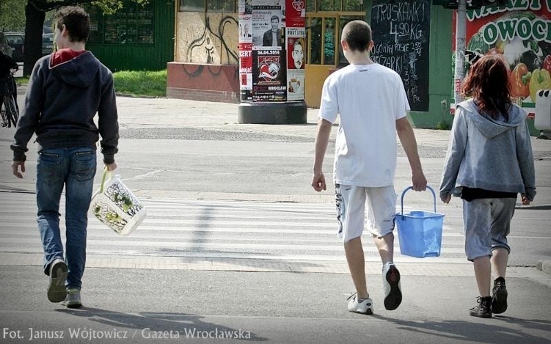 Lany poniedziałek we Wrocławiu. Butelki i wiadra poszły w ruch (ZDJĘCIA)