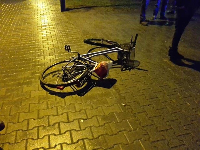 Do potrącenia rowerzystki doszło w środę, 2 stycznia, około godz. 6.40, na ul. Berwińskiego w Kargowej. Na miejsce zdarzenia dojechała jednostka OSP Kargowa. Została wezwana również policja. Na szczęście rowerzystce nie stało się nic poważnego. Policja wyjaśnia okoliczności potrącenia.11 wypadków, trzy ofiary śmiertelne i 24 pijanych kierowców – to tragiczny bilans świąt na lubuskich drogach. WIDEO: