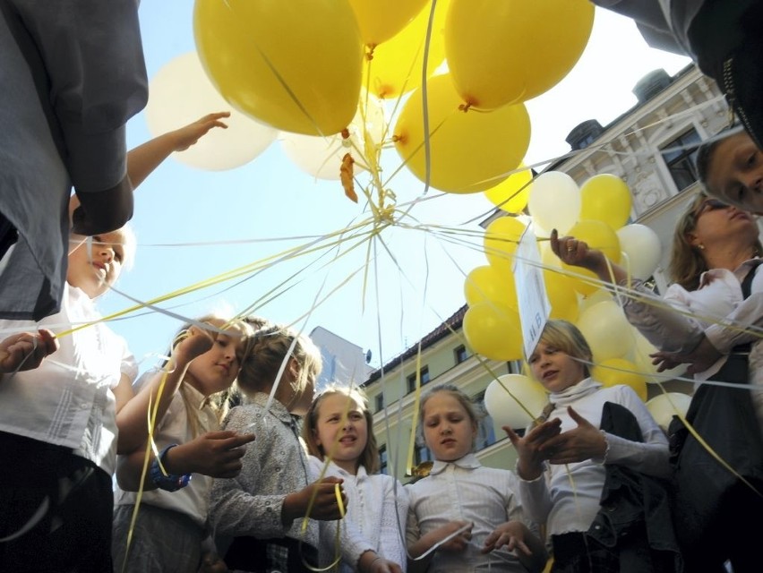 Ponad 300 baloników w barwach papieskich poleciało w niebo....