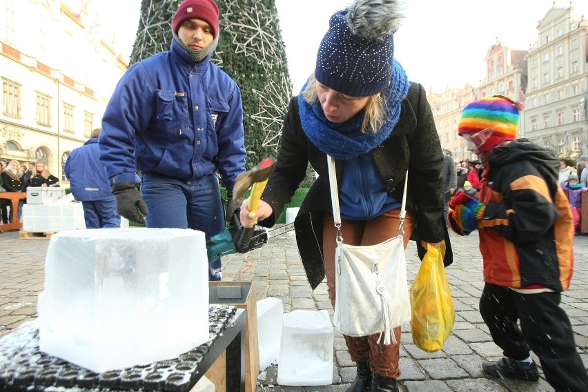 Wrocław: Na Rynku powstają lodowe rzeźby (ZOBACZ ZDJĘCIA, FILM)