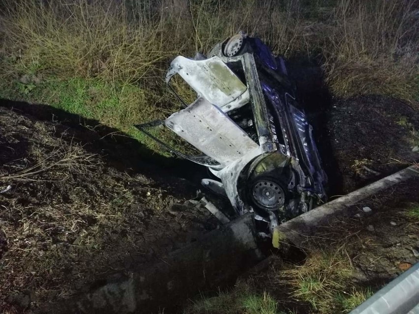 Wypadek w Sieteszy. W nocy citroen C3 wypadł z drogi i się zapalił [ZDJĘCIA]