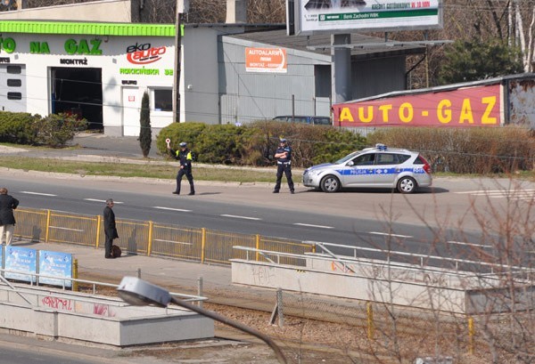 Policjanci kontrolują prędkość kierowców