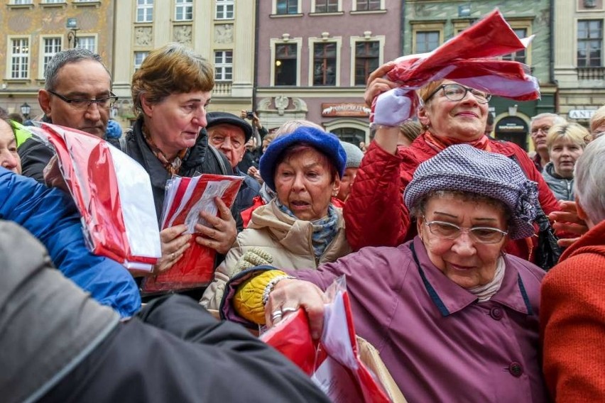 Tłumy poznaniaków przyszły na Stary Rynek po darmowe flagi...