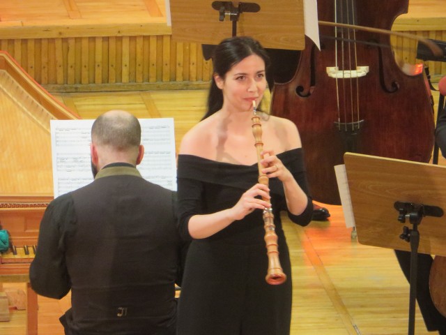Bettina Simon wykonała koncert obojowy Alessandro Marcellego. Grała na historycznym oboju.
