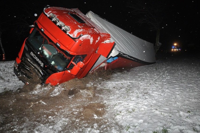 Niebezpieczny wypadek na zaśnieżonej drodze. Audi zderzyło się ciężarówką