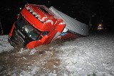 Niebezpieczny wypadek na zaśnieżonej drodze. Audi zderzyło się ciężarówką