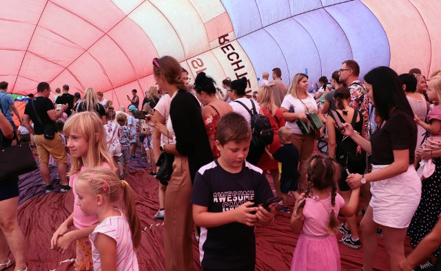 Podczas fiesty balonowej na osiedlu Lotnisko w Grudziądzu można było wejść do środka balonu