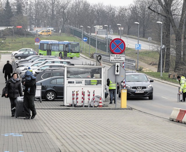 Żeby odebrać pasażera z parkingu pod terminalem T2 trzeba zapłacić pięć złotych. Niezależnie od tego, ile trwa postój