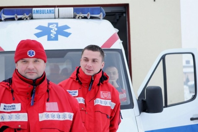 Dyżurujący dziś zespół wyjazdowy to Łukasz Spieczyński i Arkadiusz Han, dwóch ratowników medycznych oraz nieobecny na zdjęciu Jacek Czepiżak, kierowca karetki, która wreszcie ma porządny garaż