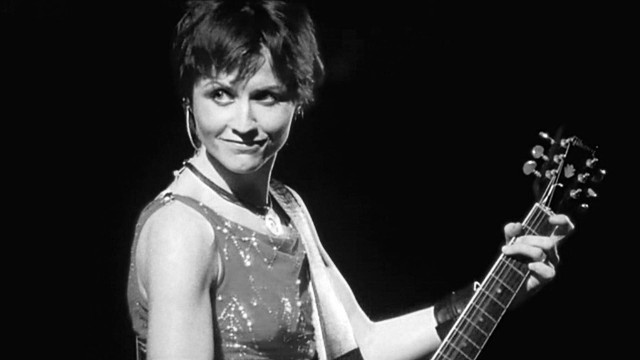 Dolores O'Riordan (6 września 1971 - 15 stycznia 2018)Irlandzka piosenkarka i wokalistka zespołu The Cranberries. Została znaleziona martwa w wannie w jednym z londyńskich hoteli. Przyczyną śmierci  utonięcie z powodu upojenia alkoholowego. O'Riordan miała 46 lat.fot. YouTube