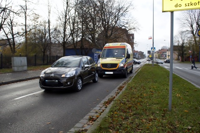 W niedzielę kierowca osobowego citroena jadąc ul. Lutosławskiego w kierunku centrum miasta, potrącił mężczyznę. Potrącony mężczyzna z ogólnymi potłuczeniami trafił do szpitala.
