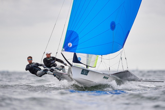 Tytus Butowski i Łukasz Machowski zajęli najgorsze dla sportowców, czyli czwarte miejsce podczas mistrzostw Europy do lat 23 w klasie 49er. Medal dla Polski zdobyli za to Patryk Kosmalski i Tomasz Lewandowski, którzy stanęli na najwyższym stopniu podium.