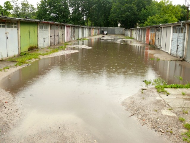 Zalane wejścia do garaży.